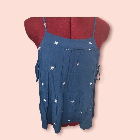 Universal Threads Size Small loose, flowy tank. - Picture 1 of 3